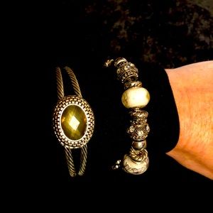 😽 2 Silver Tone Bracelets